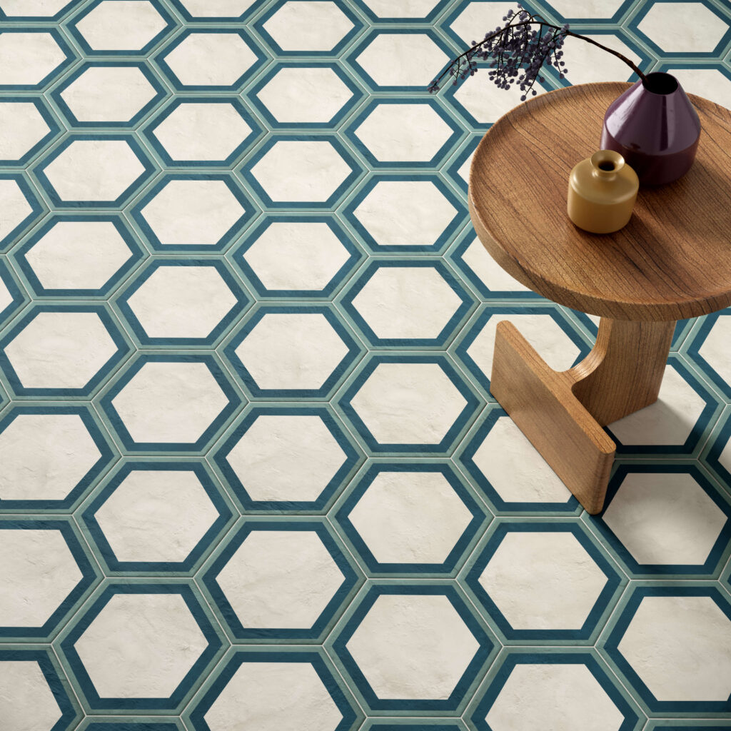 rendering con dettaglio di pavimento di esagone colore chiaro in ceramica e tavolinetto con alcuni oggetti
